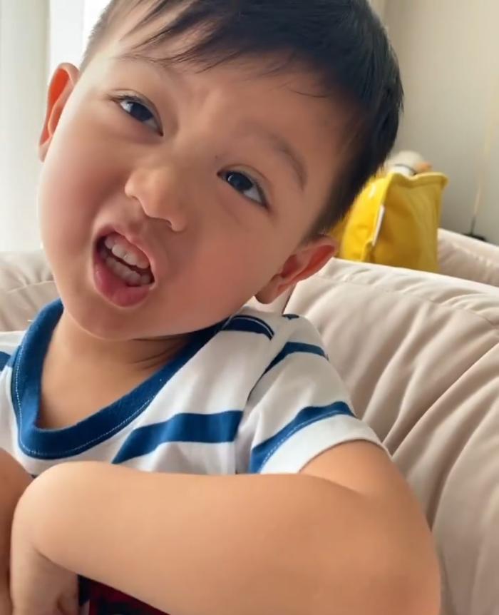 胡杏儿|胡杏儿老公带长子吃路边摊，Brendan初尝豆腐花，眼神喜感戏超多