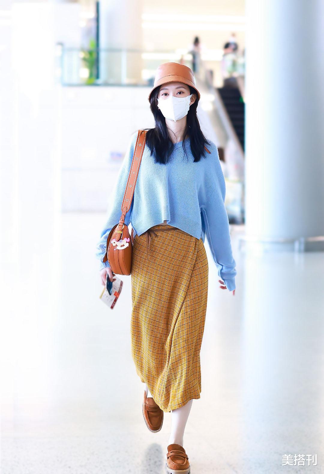 美搭刊|乔欣太会玩彩色了！蓝色毛衣配姜黄色格纹裙，好一个明媚文艺少女