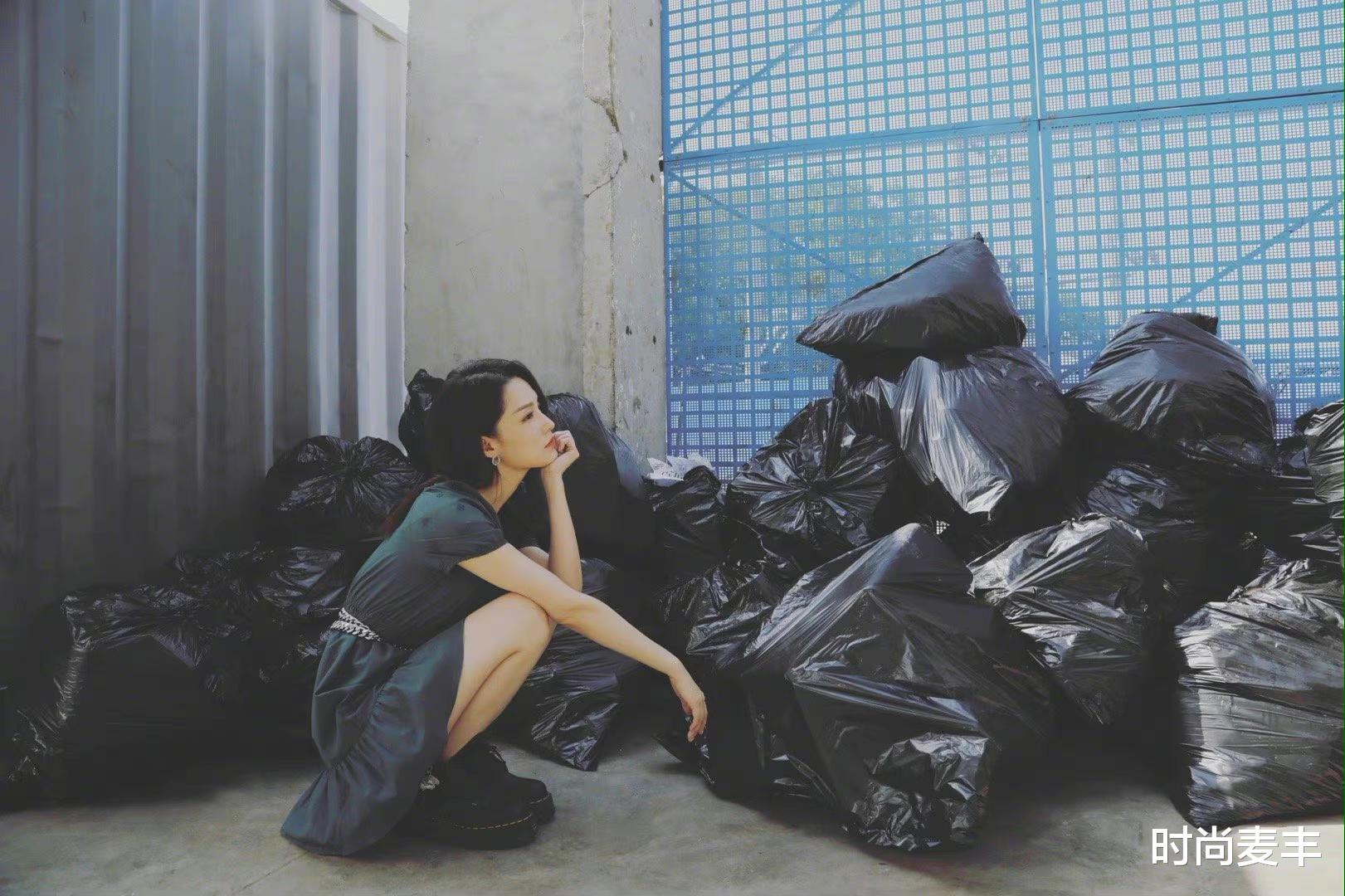 李沁垃圾堆旁拍寫真，黑色連衣裙輪廓精致，穿出女團風-圖2