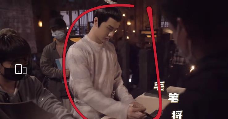 王一博|王一博成“灵魂画手”！故意把柳然的嘴巴画丑，一脸坏笑好幼稚