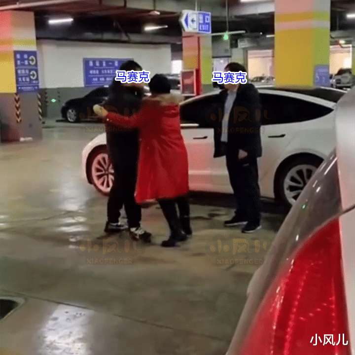 男子停车场殴打父亲,拉都拉不住,网友:这种儿子不要也罢
