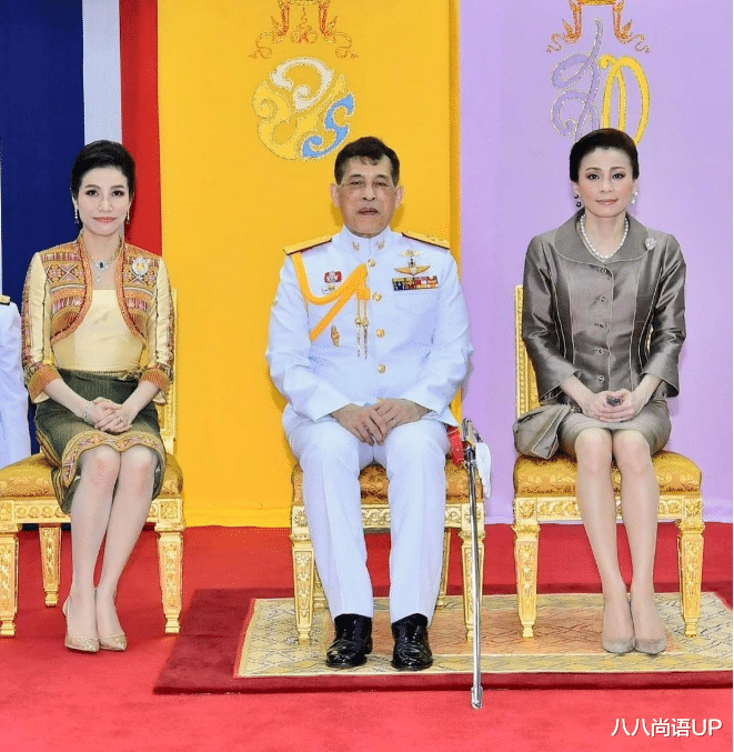 西拉米|泰王出镜破传言，一后一妃打扮精致陪伴，西拉米携手前夫再登海报