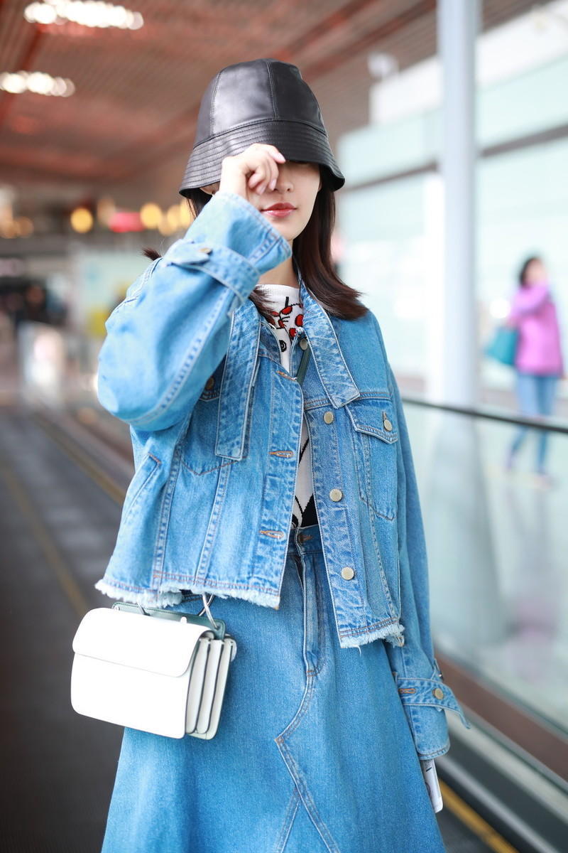 李沁|李沁气质清纯，穿牛仔外套配半身裙甜美温柔，俏皮活泼真有元气感