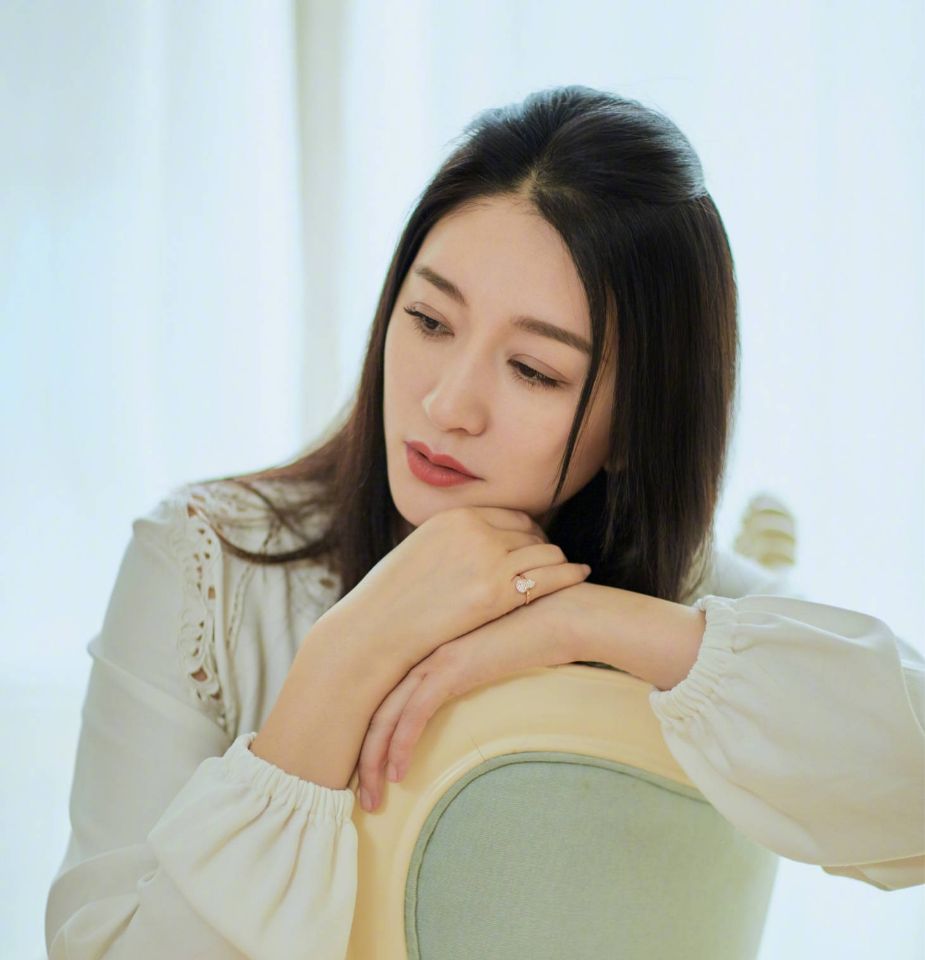 李小冉|李小冉穿丁字连体泳衣，身材热辣，感情却一波三折？