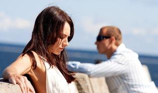 我是妈妈|奔驰男车主好心搀扶摔倒大妈，大妈却推销“嫁女儿”，结局很有趣