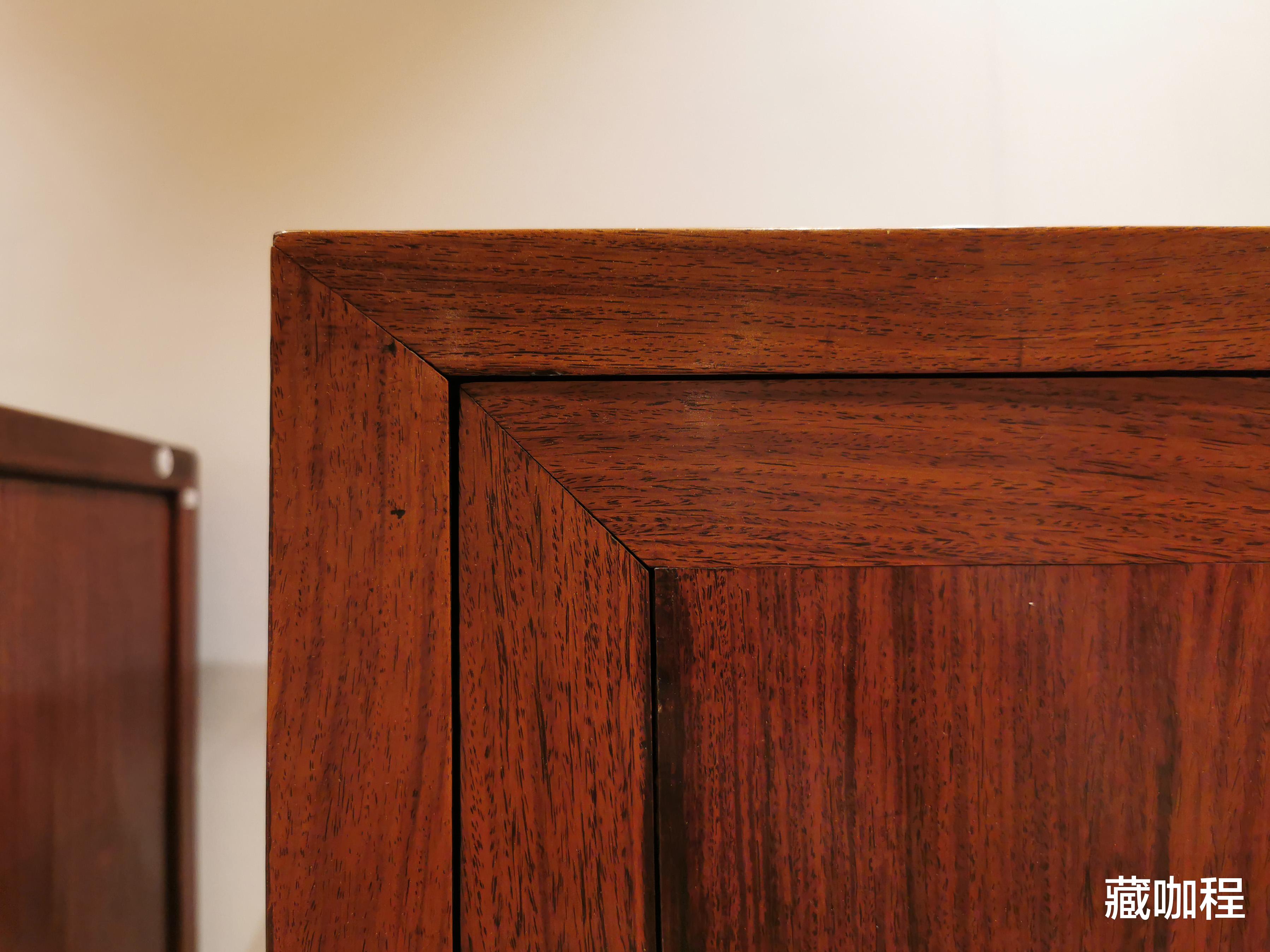 壸门舒展、卷草飘逸,黄花梨方角柜工手不凡