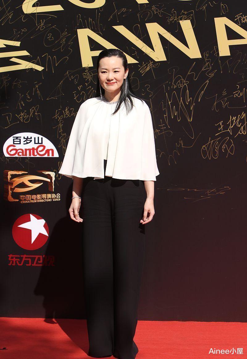 Ainee小屋 咏梅和陶虹同框各显气质，素颜淡妆差别挺大，但穿大衣都挺潇洒