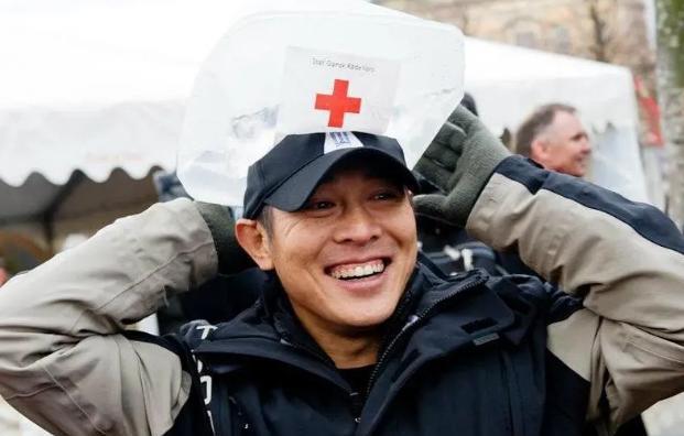 李连杰|李连杰疑似精神出现问题？眼神空洞、面色蜡黄，特地去山洞祈福