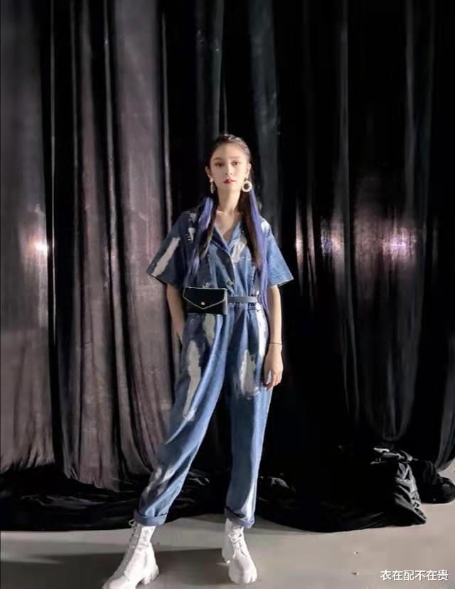 衣在配不在贵 王思聪眼光真好，旗下女艺人穿连体裤秀身材，比例优越穿什么都美