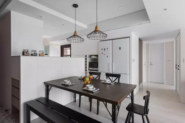 珊珊为何来迟|138平美式三居室，移动收纳高柜，规划出一片独立的玄关空间