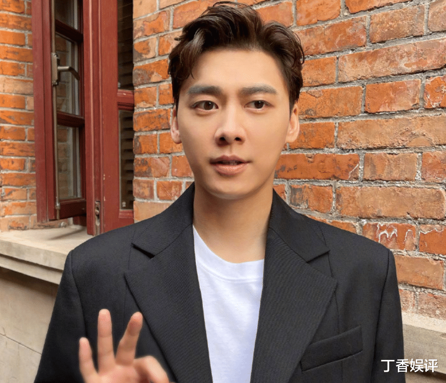 冯绍峰|李易峰现身扫楼活动，被镜头放大怼脸拍，33岁面部状态让人不敢信