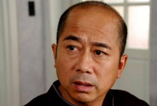 |68岁老戏骨出门无人识，拍戏被误认龙套演员，自己拎行李太低调