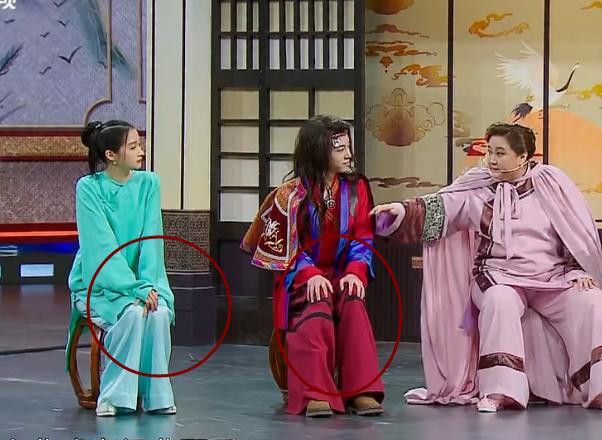 关晓彤|关晓彤穿浅色裙子遇上生理期，全程只保持一个坐姿，花花不敢扭头