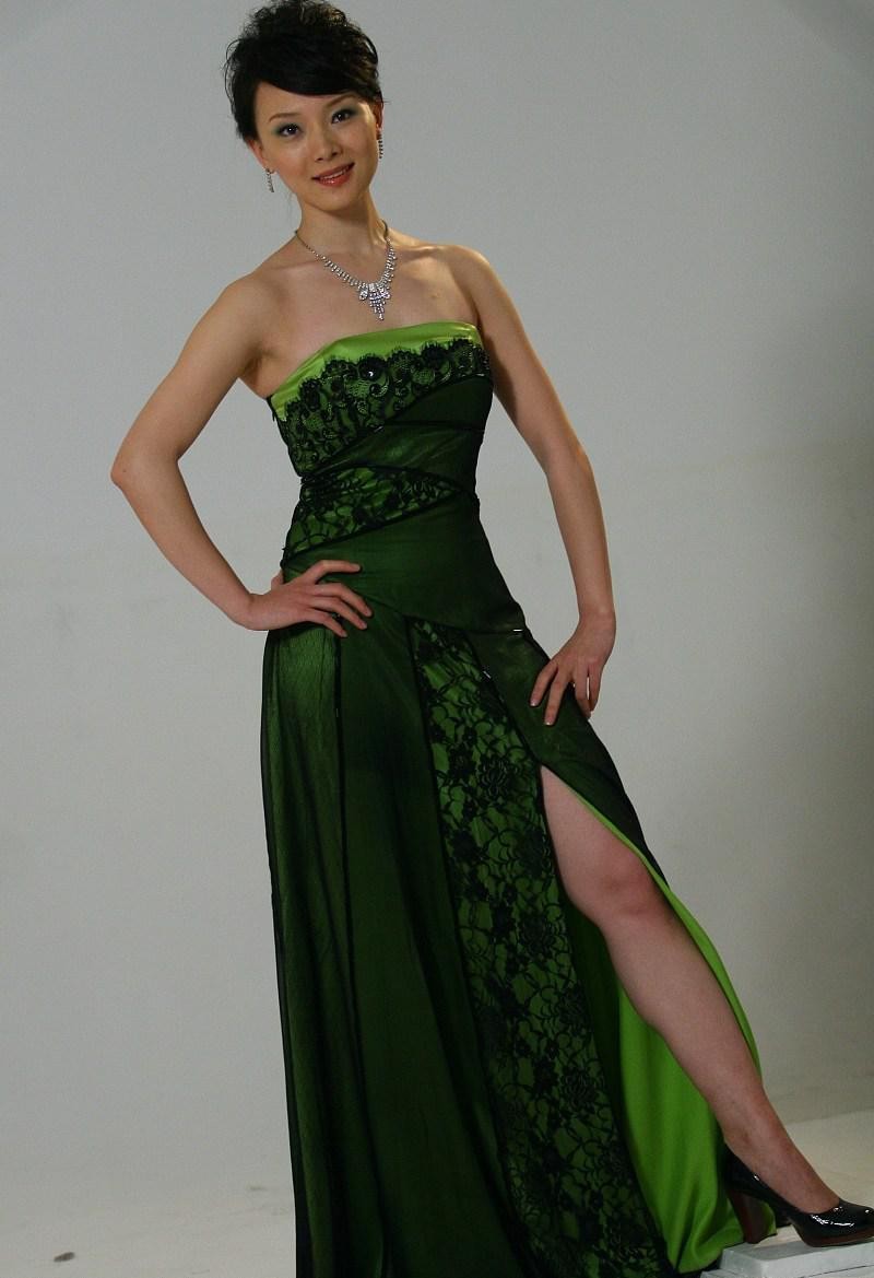 |陈数还真是挺个性的,穿“瓜皮裙”还配绿眼影,看着却不违和