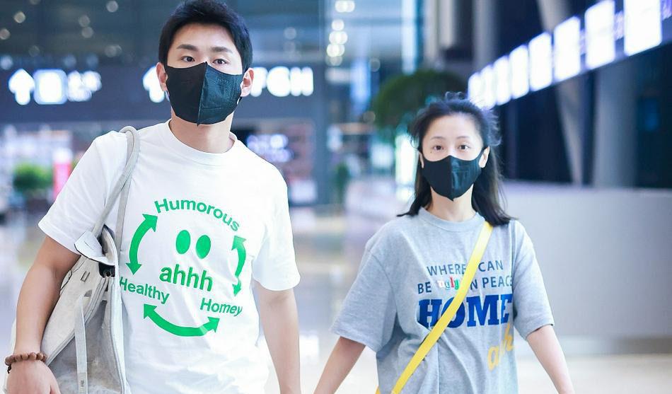 方脸妹说时尚|王彦霖夫妇婚后机场首秀，穿T恤全程牵手好含羞，却被调侃像父女