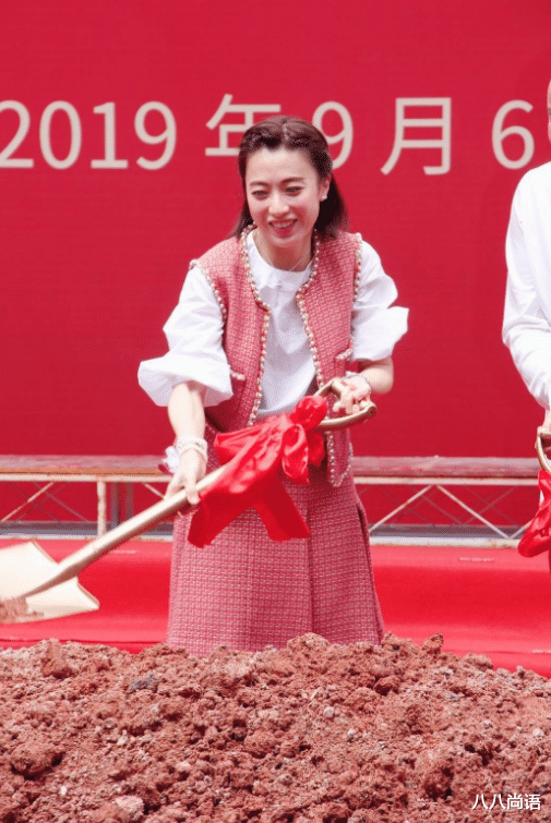 安吉丽娜·朱莉|甘比又遇到郭晶晶，一身裤装打扮气场全开，好友穿小香风优雅迷人