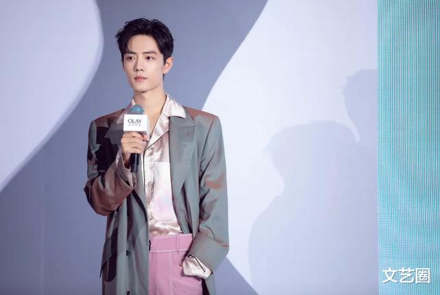 肖战|肖战被质疑种发际线，网友从工作室扒出不同时期照片发现额头变化明显