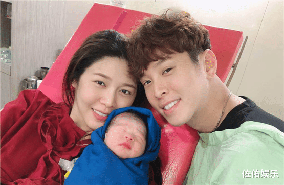 白家绮|知名女星生下第4胎，宣布结扎封肚，小5岁老公全程陪伴超有爱