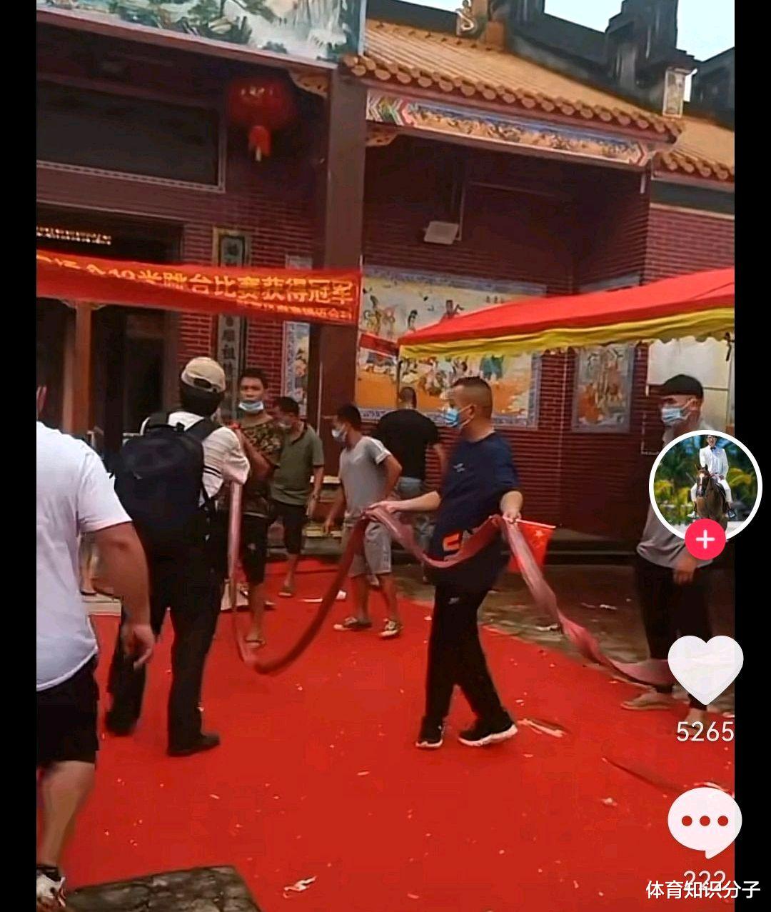全红婵|全红婵老家庆祝有特色！鞭炮从村头摆到村尾，堂哥忙里忙外指挥