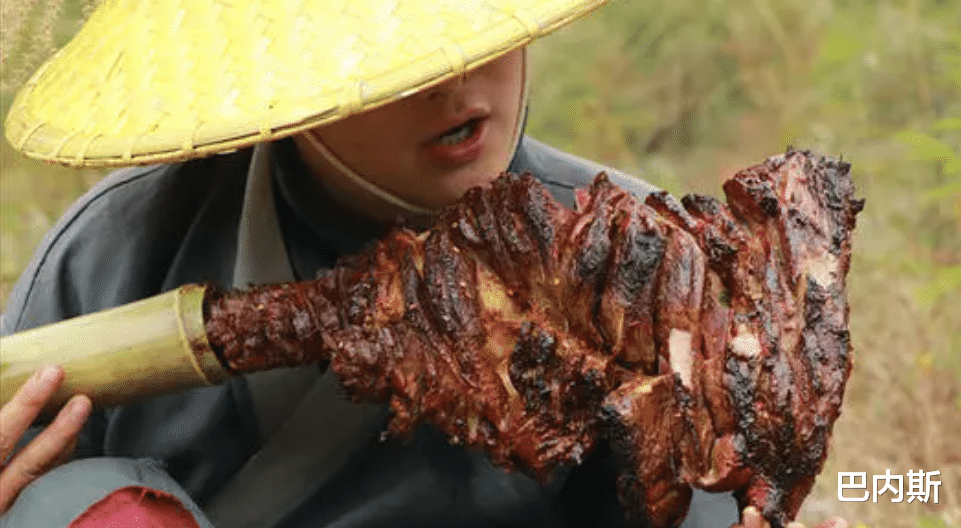 |牛爱芳早期视频曝光，为博眼球树上长出“鸭脖”，地上小龙虾在爬