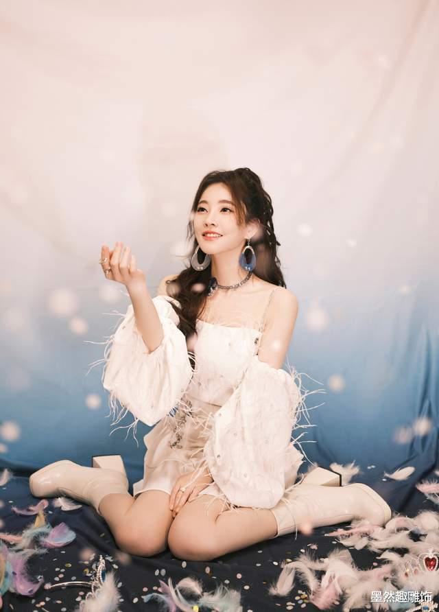 冯提莫|冯提莫为何喜欢穿JK？衬托肤色展露大长腿，身材火辣多次登上热搜