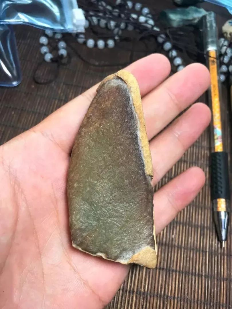 翡翠|一块半山半水的大马坎毛料，色味偏蓝，成品却很惊艳！