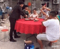 网吧 “网吧里的大爷在看啥，咱也不敢问啊...”