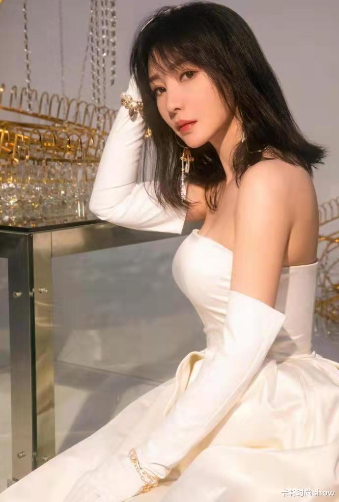 柳岩|柳岩好适合穿丝绸，一袭白色礼服高贵大气，40岁美出新高度