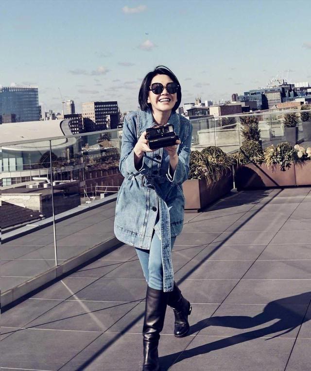 潮帮先生|时髦入秋从一件牛仔外套开始，学52岁许晴这么穿，阿姨也能变姐姐