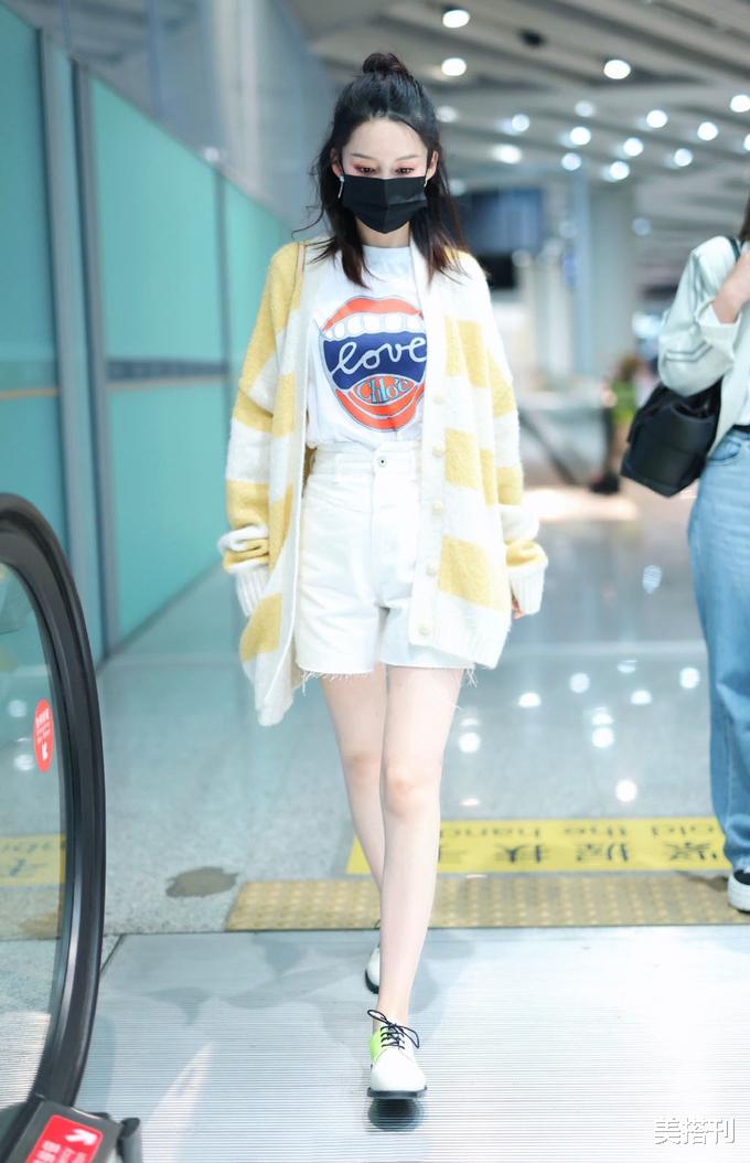 李沁|李沁最新机场私服，黄白相间针织衫配印花白T，演绎甜美温柔少女