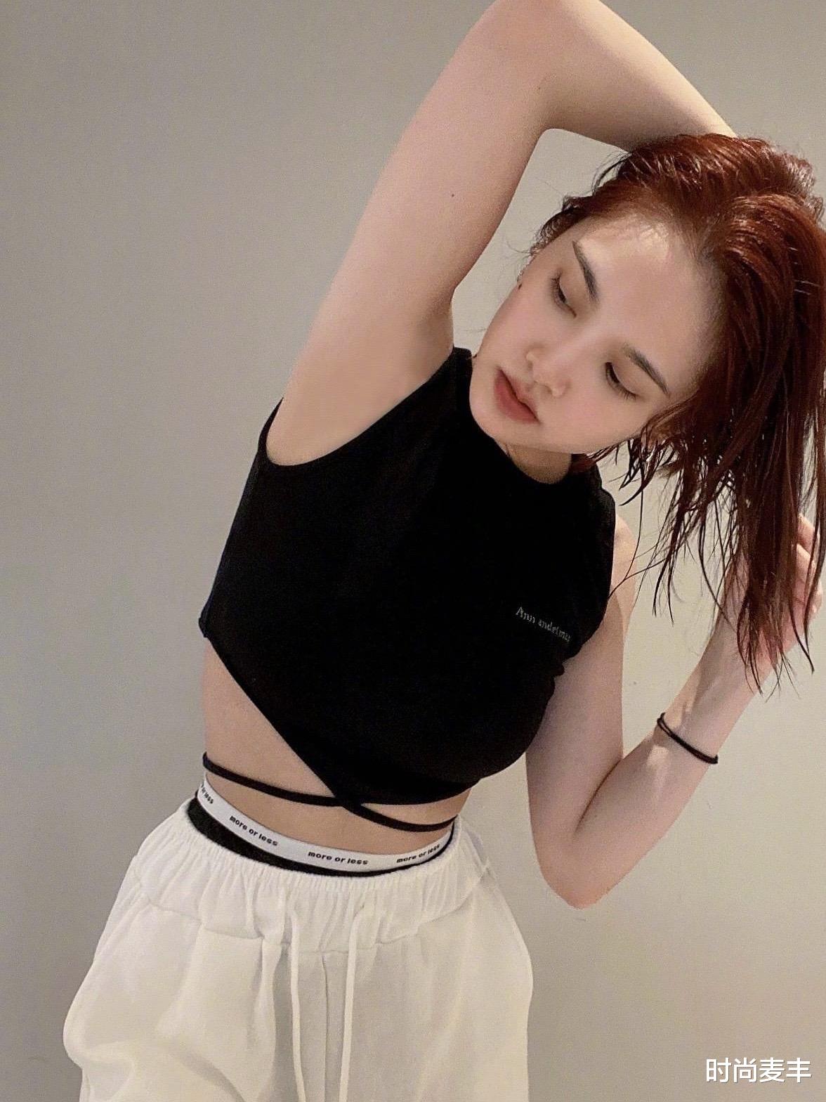 杨丞琳|杨丞琳气质学院风,白色衬衫配牛仔裤,凉鞋配长袜好时尚