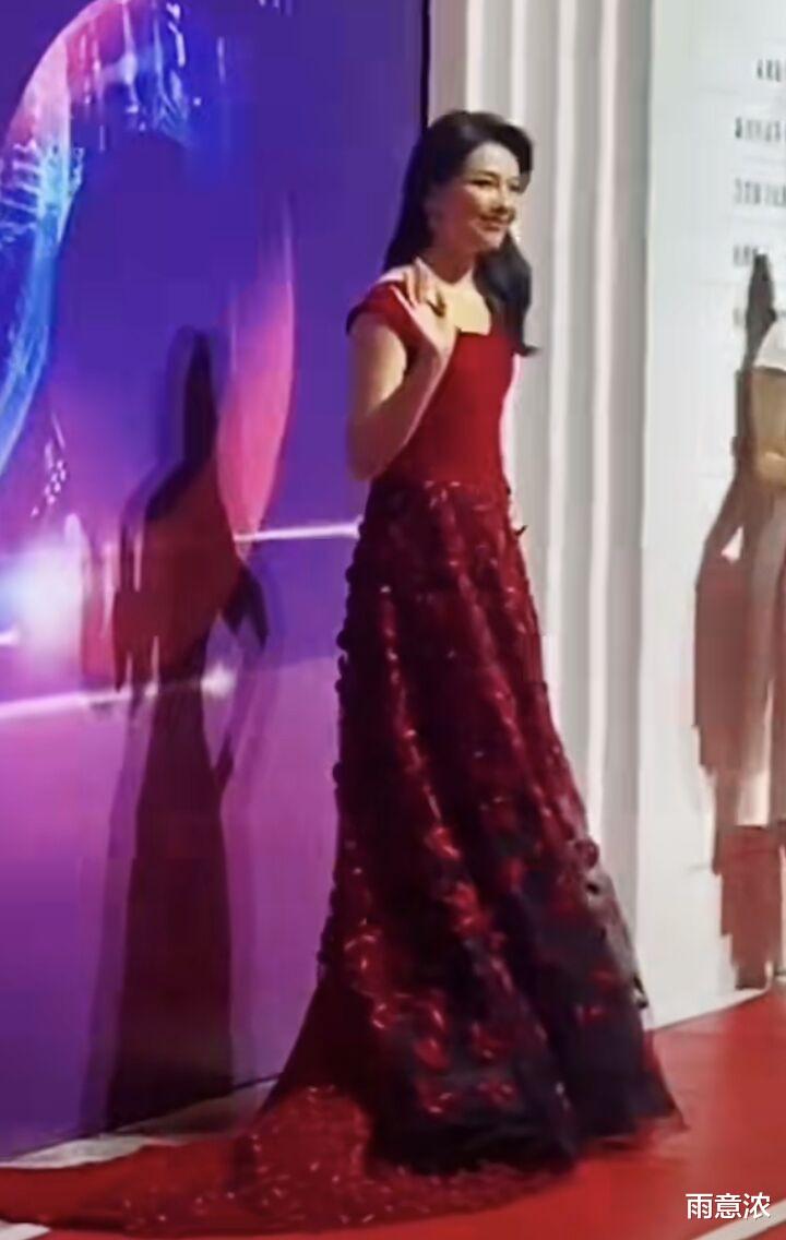 刘涛|43岁刘涛穿红裙白到发光，状态不输小14岁蓝羽，被女粉表白好淡定
