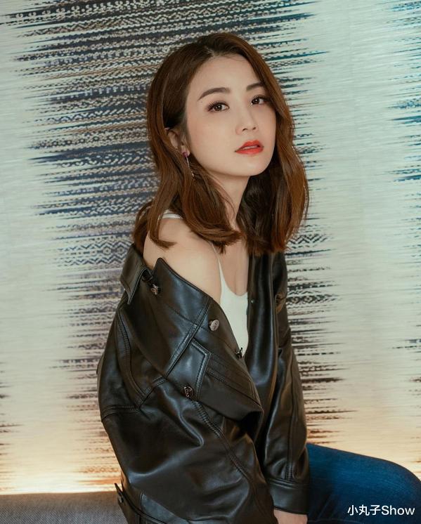 阿Sa|Twins阿Sa造型突破尺度,吊带秀撩人香肩,皮衣皮裤打扮一酷到底