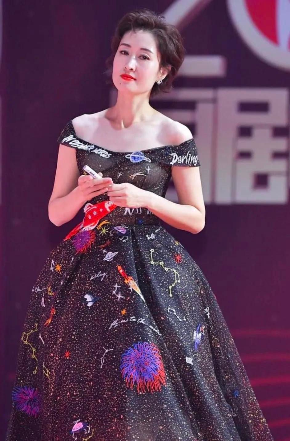 潮帮先生 刘敏涛还是淡雅点耐看,穿星空透视裙配浓妆,太艳丽反而有些显老