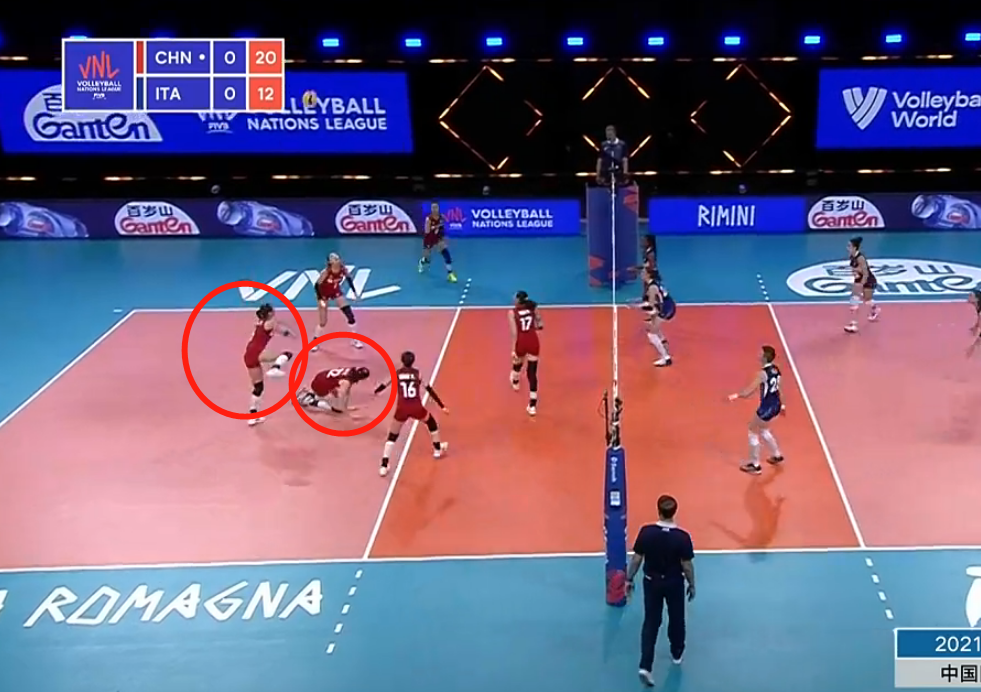 李盈莹|有趣一幕！李盈莹“四脚”爬地显可爱，龚晓宇为了避开她单脚传球