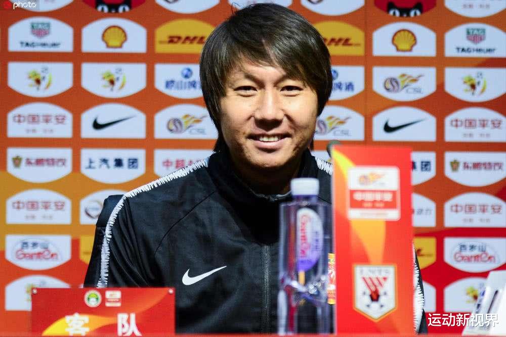 西装 李铁吹头发的习惯终于“破案”了，原来真的是情有可原！