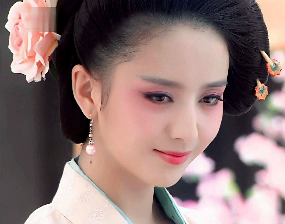 佟丽娅|佟丽娅：我就站在陈思诚面前，他看我有几分像从前