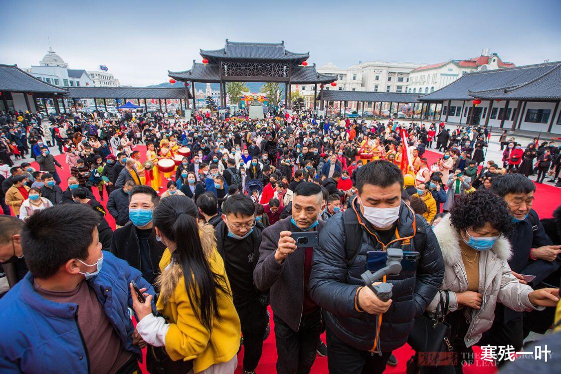 寒残一叶 年味浓节目多,大年初二浙江象山影视城景区游客爆棚,场面壮观