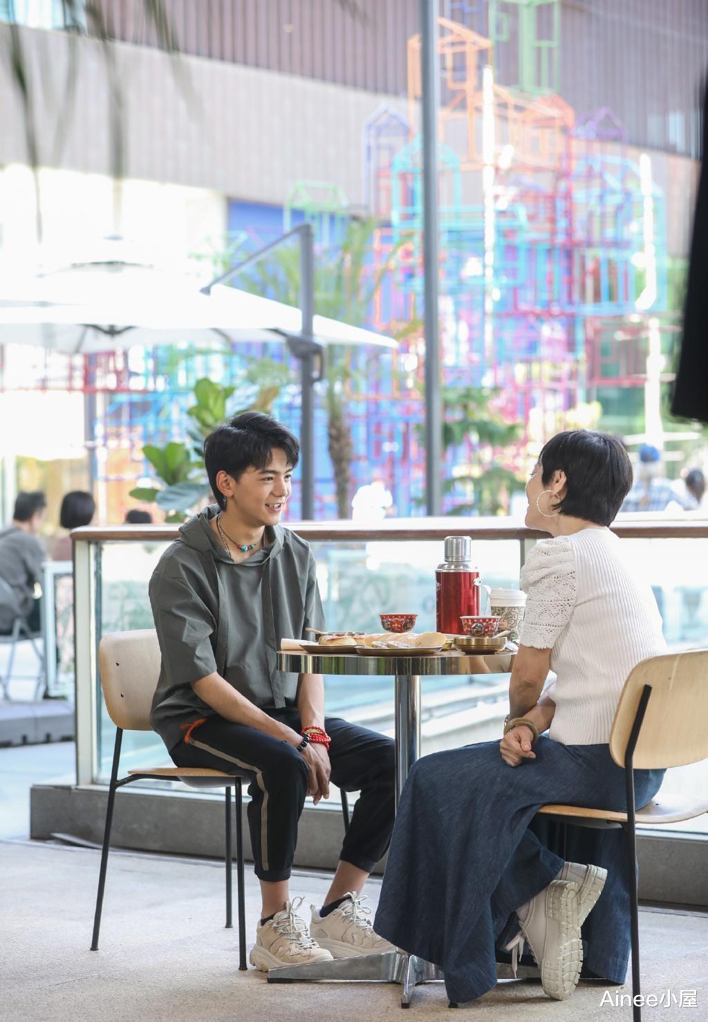 Ainee小屋|丁真有了时尚咖的样子，工装马甲配T恤，肤色虽然深但少年感十足