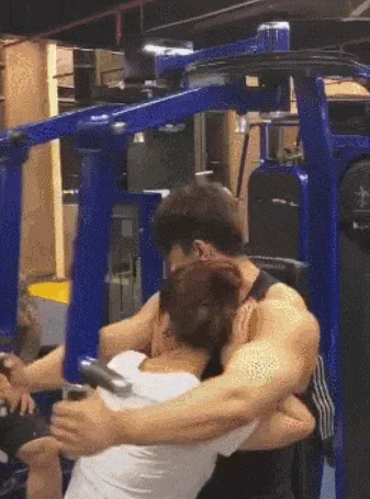 河内|某男子在河边钓鱼,电瓶车看不过去,出轮将其顶入河内