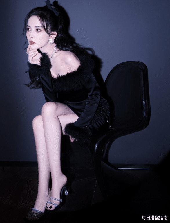 每日搭配指南 娜扎真不愧是“异域”美人，穿黑天鹅套装优雅大气，这颜值太绝了