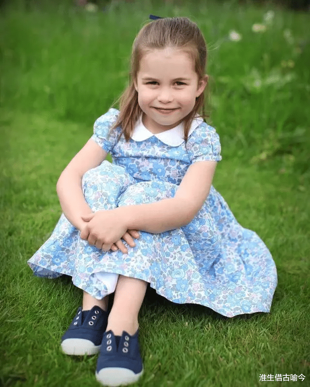 4歲的夏洛特公主目送女王曾祖母，沒行屈膝禮，凱特著急用腳提醒-圖9