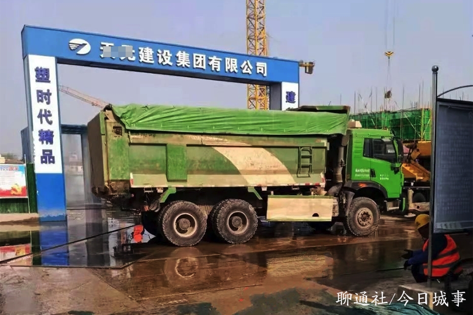 聊通社 山东高唐碧桂园在建工地出入口遭渣土车“封堵”，疑因拖欠工程款
