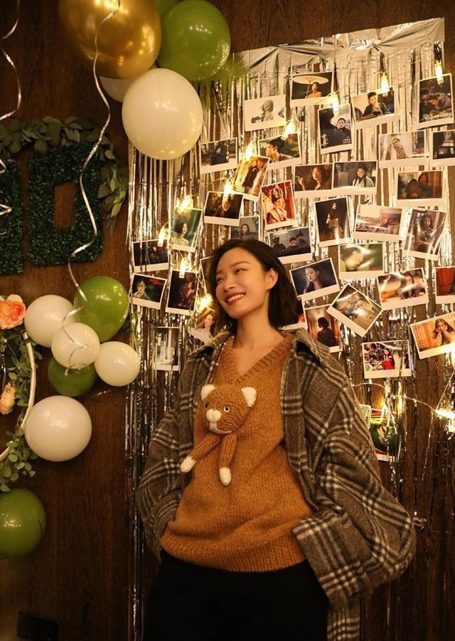 徐璐|倪妮正式出道十年，穿格纹大衣配卡通毛衣庆生，老戏骨仍是少女颜