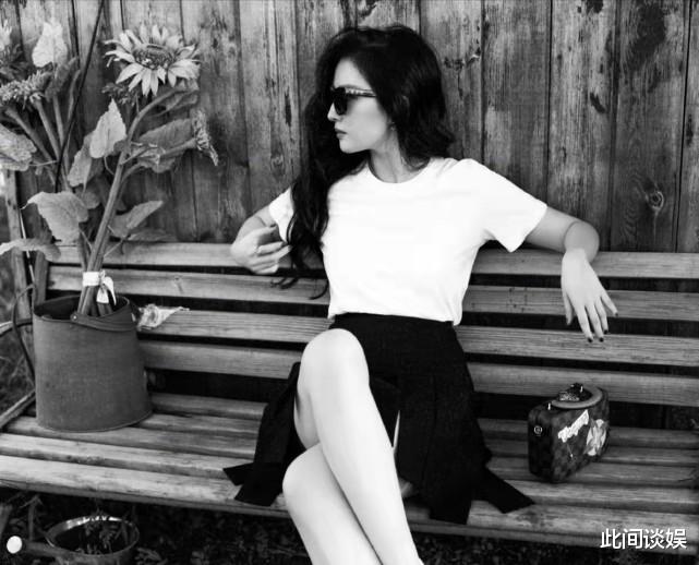 刘亦菲|刘亦菲连续两天晒出游照心情好，穿搭时尚又优雅，淡妆浓抹总相宜！