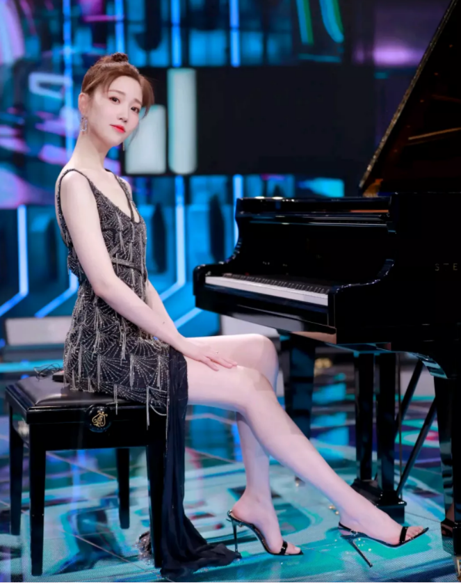 张纯烨|被称为“美腿女神”，肤白貌美，温婉优雅，今30岁颜值身材仍在线