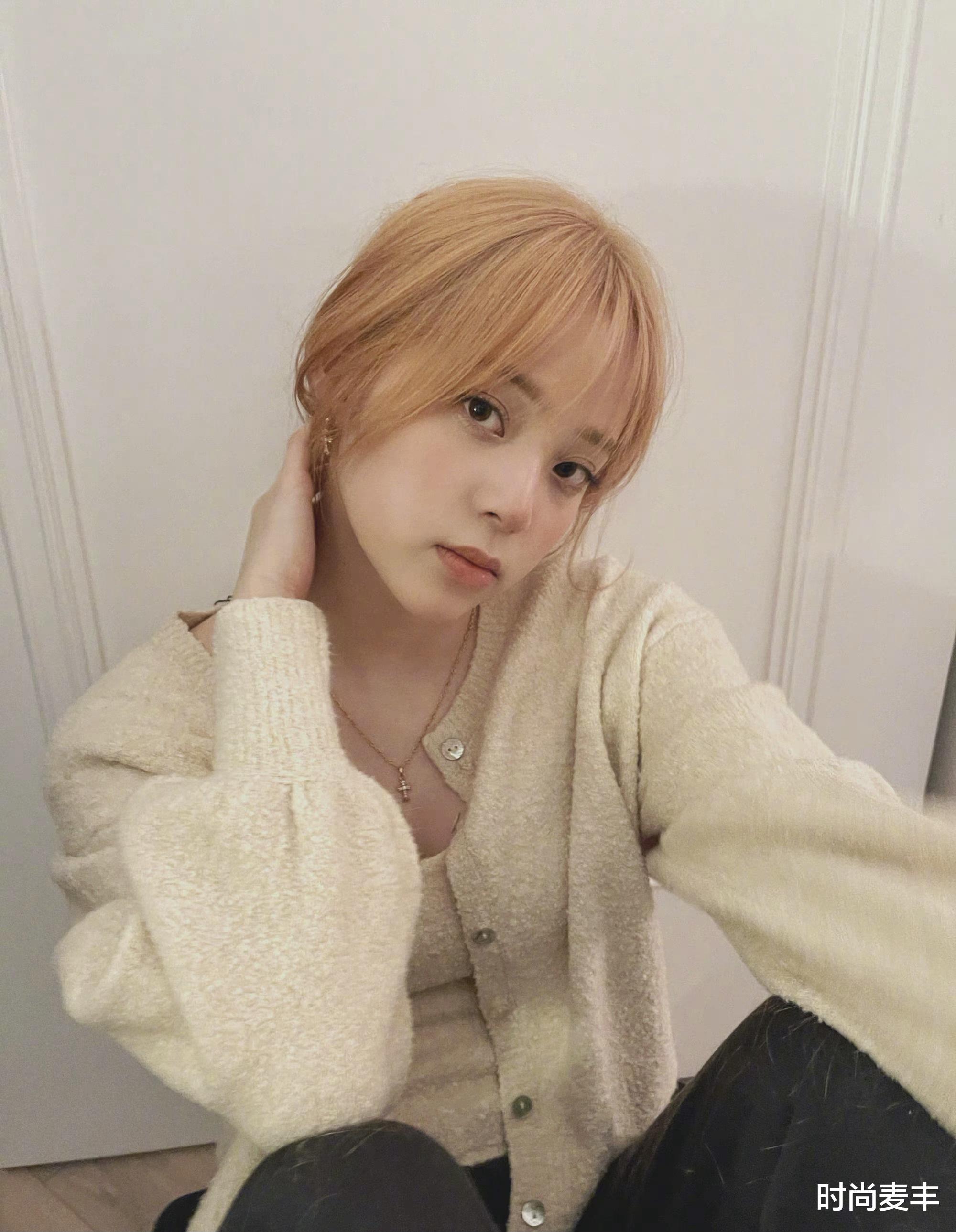 欧阳娜娜|欧阳娜娜换发色宛如换头,金色发型走女团风,卡其色针织衫秀成熟