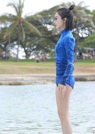 周冬雨|“三金影后”周冬雨长大了！穿丁字连体泳衣玩水，凹凸感强