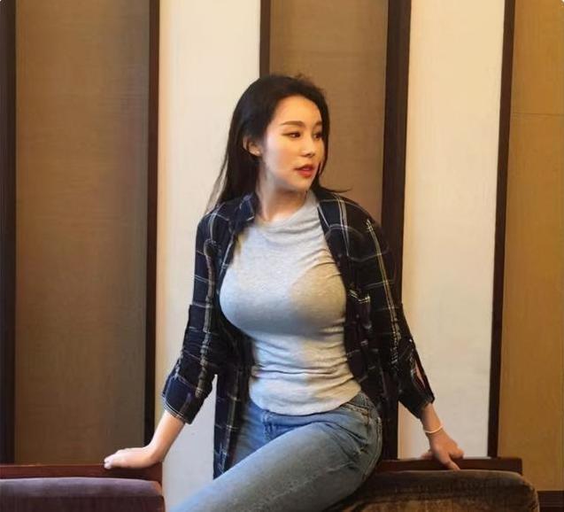 冻龄|42岁老阿姨牵手26岁小鲜肉，冻龄容貌惹人羡，爱健身的女人魅力大