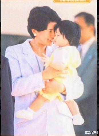 |20年前爱子出生，雅子激动落泪，婚后9年才有孩子历程心酸啊